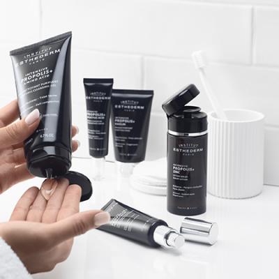 Acné femme adulte : causes, symptômes, traitement et prévention